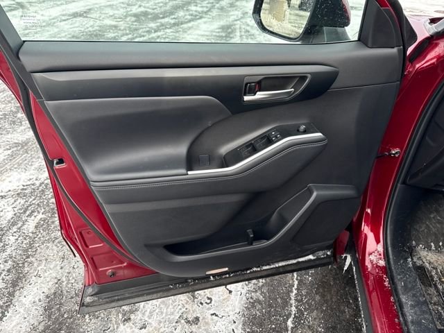 Used 2025 Toyota Highlander XLE image 16