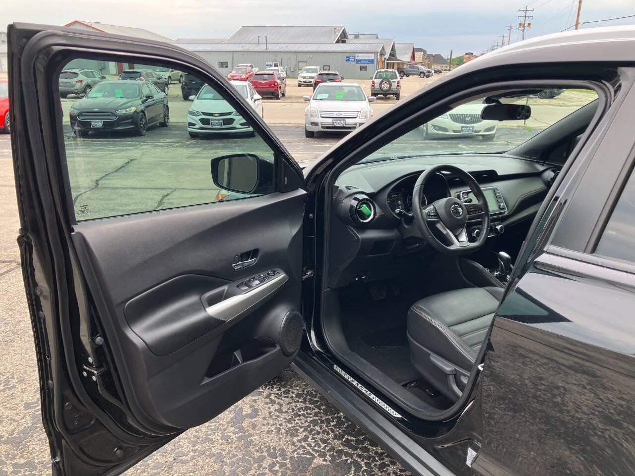 Used 2020 Nissan Kicks SR w/ SR Premium Package FWD image 9