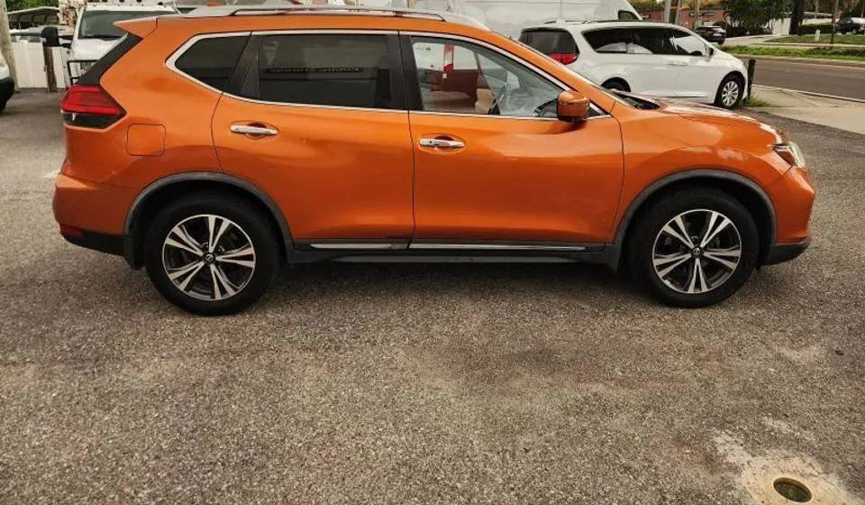 Used 2017 Nissan Rogue SL w/ SL Premium Package FWD image 9