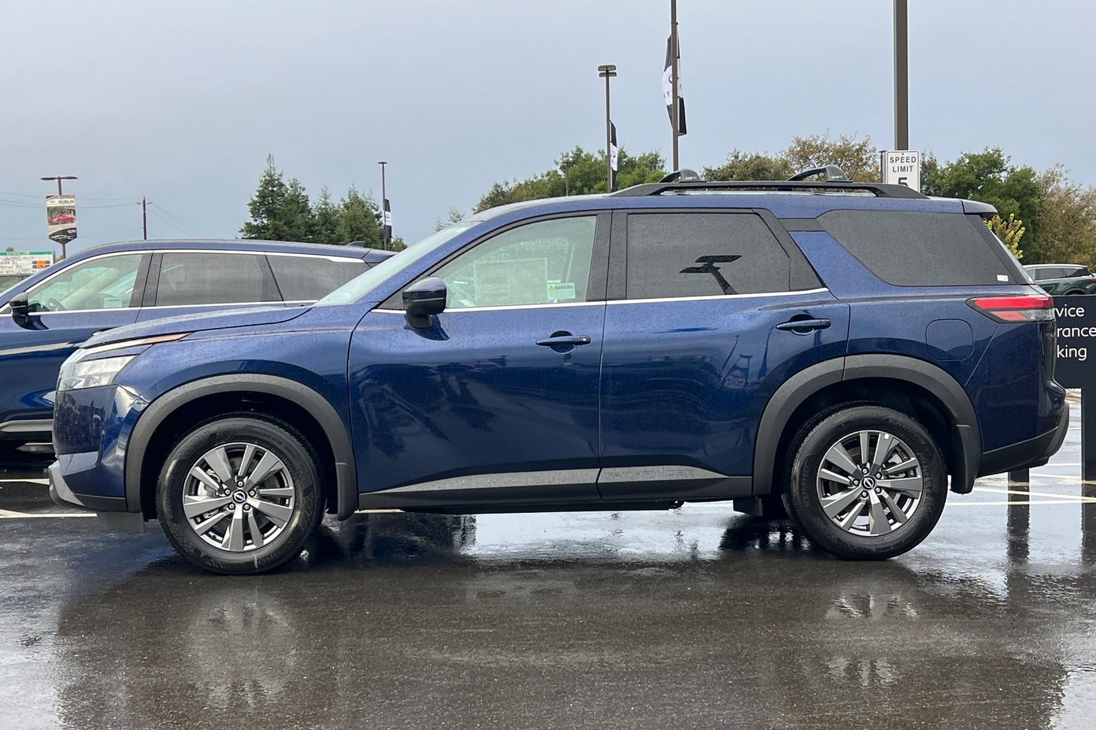 New 2025 Nissan Pathfinder SV image 7