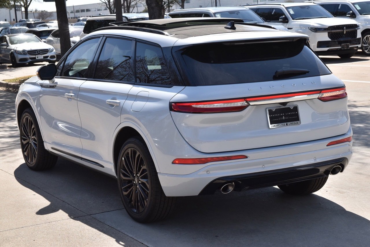 New 2026 Lincoln Corsair Reserve w/ Jet Appearance Package FWD image 9