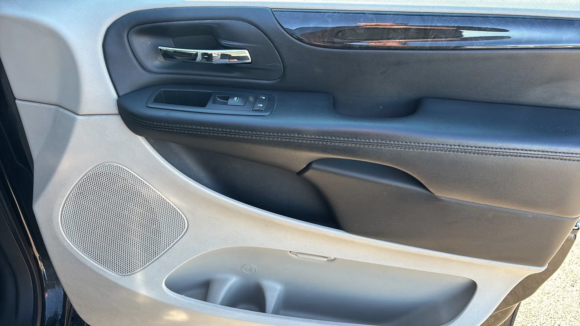 Used 2012 Dodge Grand Caravan Crew FWD image 31