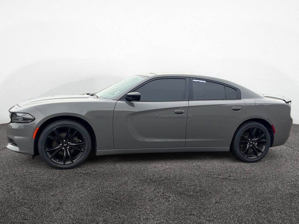 Used 2018 Dodge Charger SXT w/ Blacktop Package RWD image 2