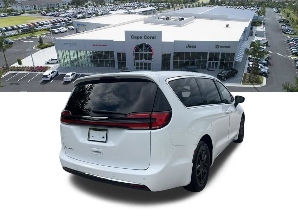 Used 2023 Chrysler Pacifica Touring-L FWD image 5