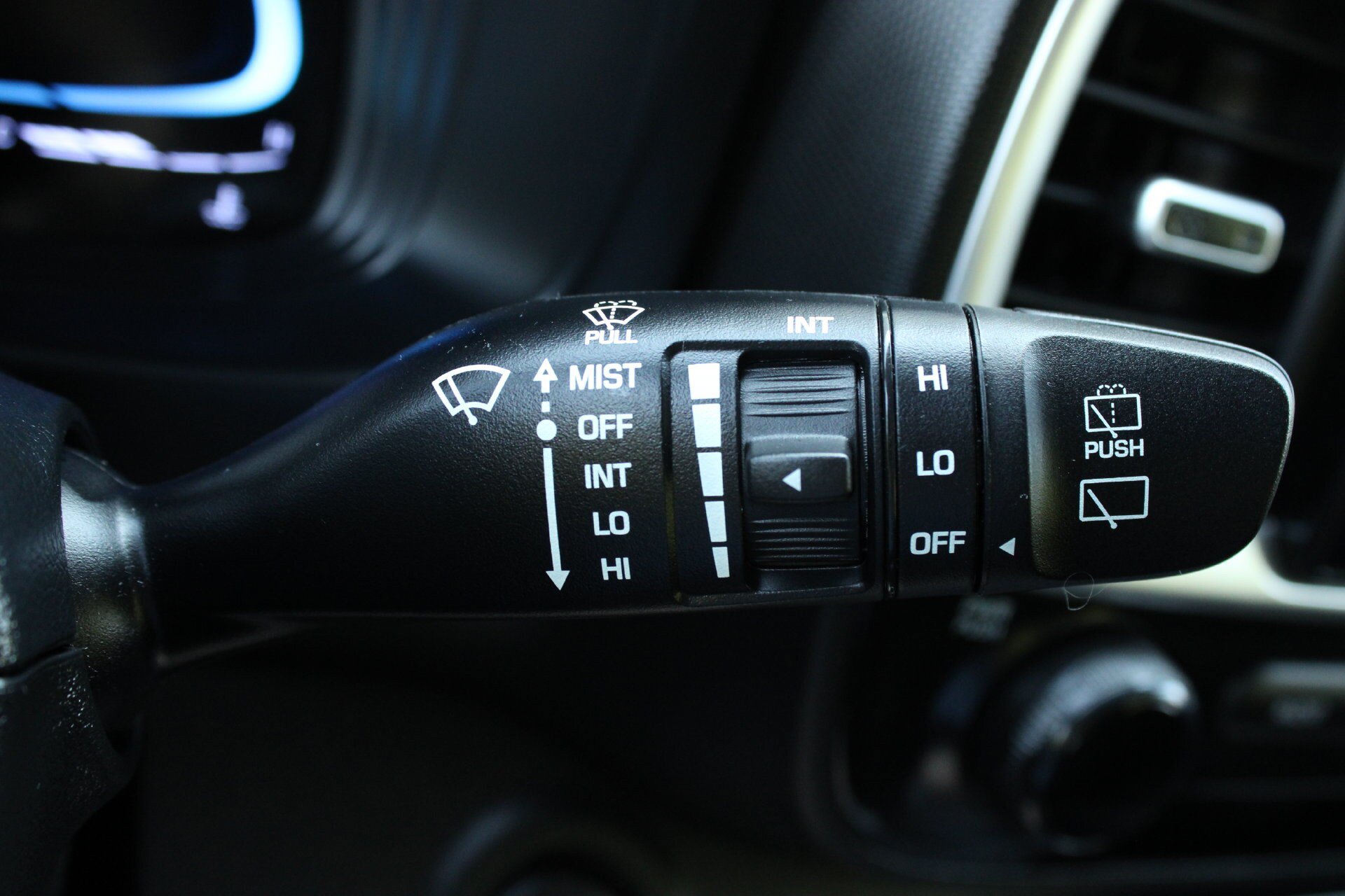 Used 2025 Hyundai Venue SEL FWD image 32