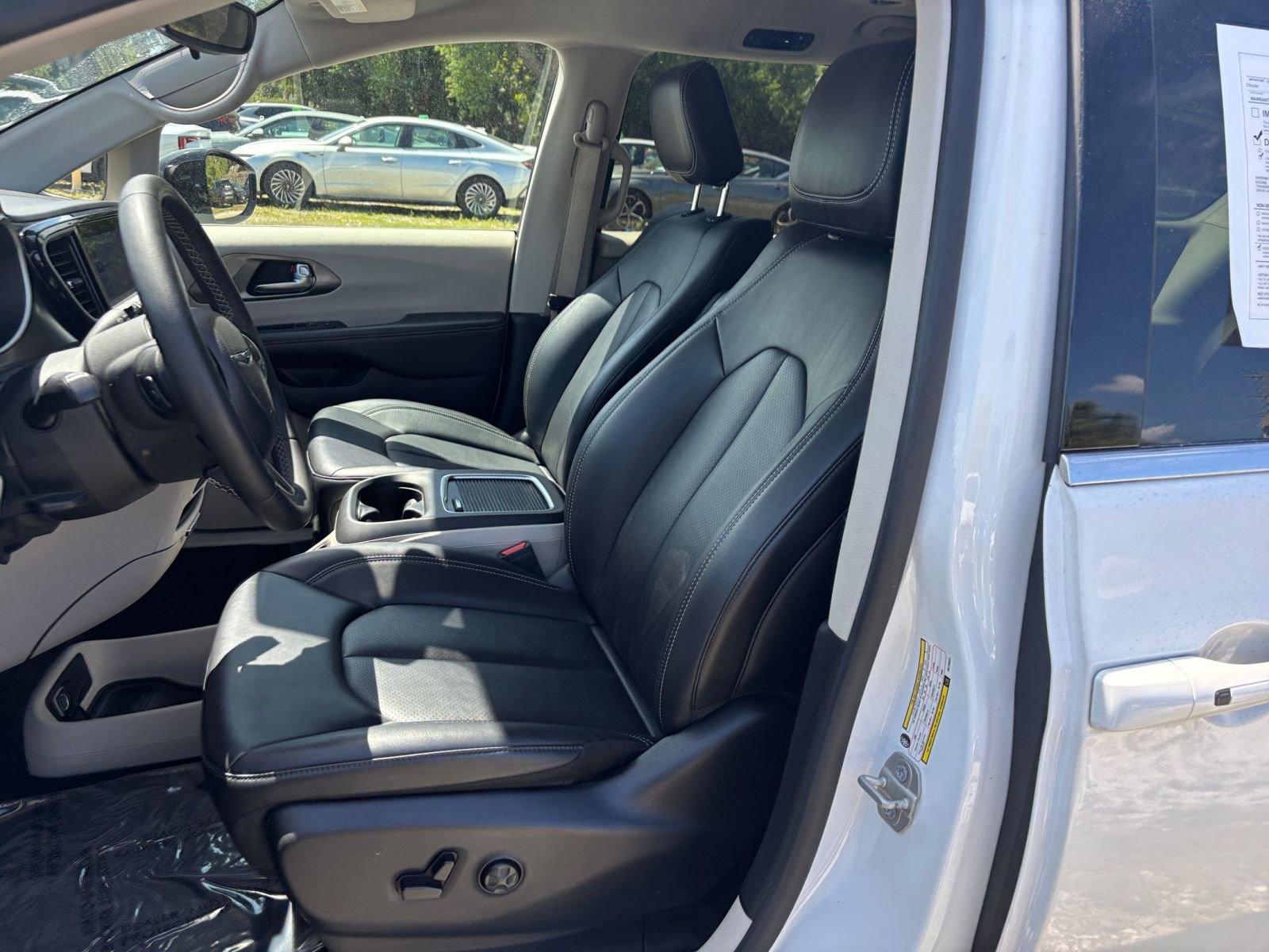 Used 2024 Chrysler Pacifica Touring-L FWD image 38