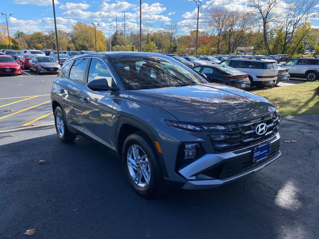 Certified 2025 Hyundai Tucson SE image 1