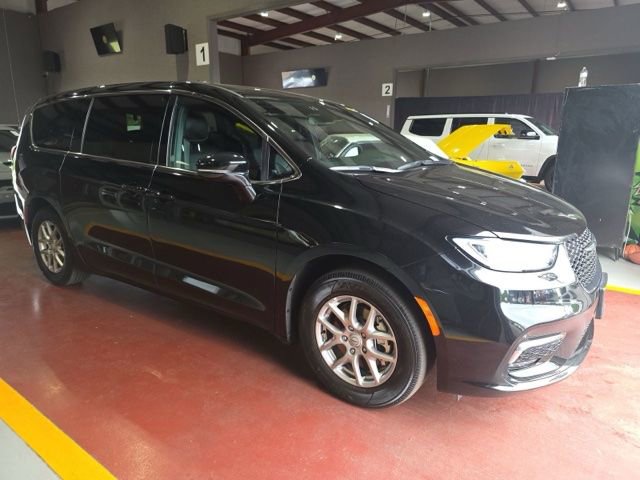 Used 2025 Chrysler Pacifica Select FWD image 4