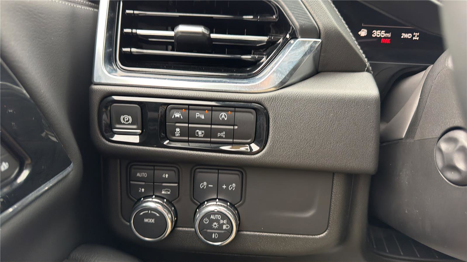 Used 2025 GMC Yukon XL Denali AWD/4WD image 13