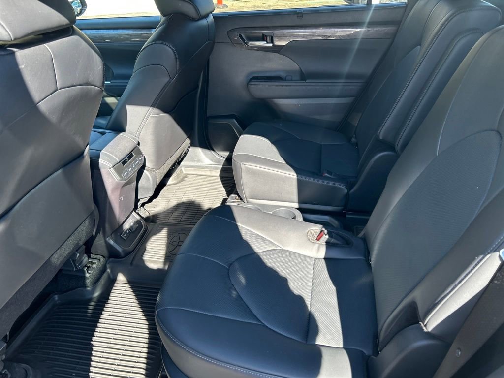 Used 2024 Toyota Highlander Limited image 13