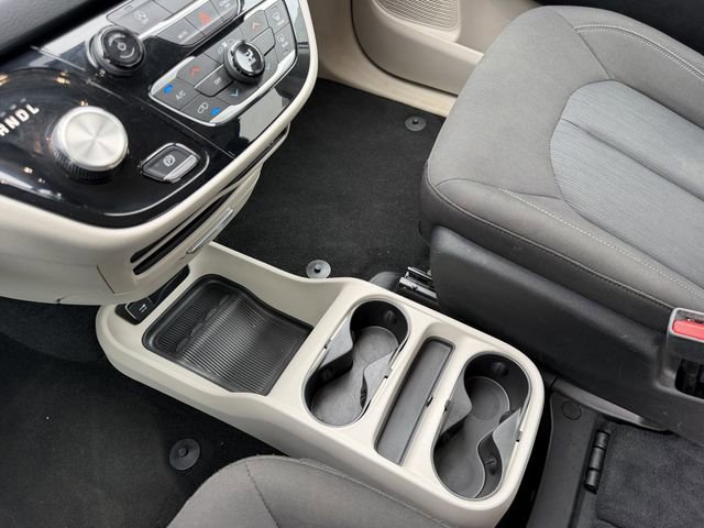 Used 2023 Chrysler Voyager LX image 7