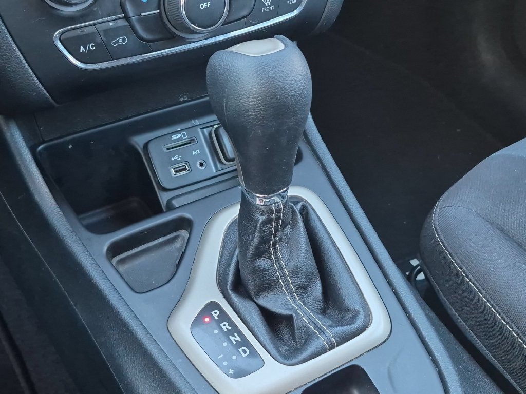Used 2016 Jeep Cherokee Latitude FWD image 27