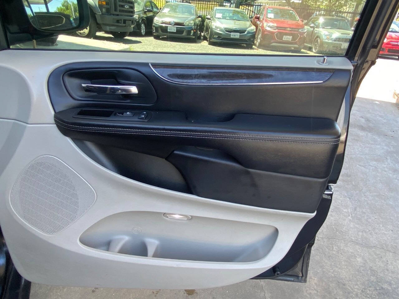 Used 2014 Chrysler Town & Country Touring FWD image 14