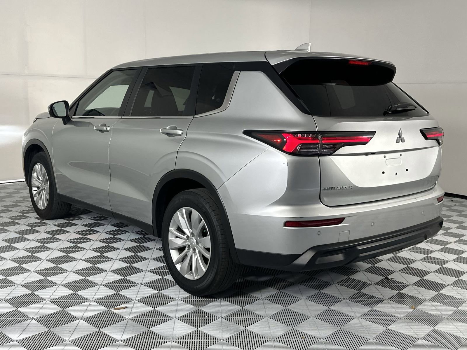 Used 2025 Mitsubishi Outlander ES image 6