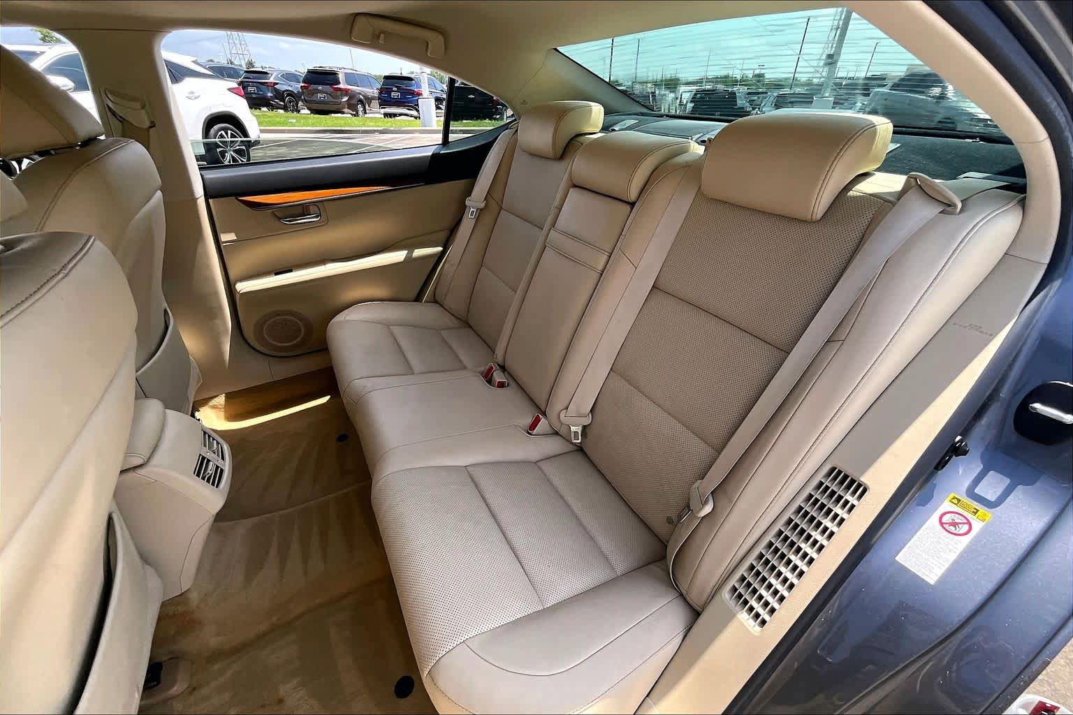 Used 2015 Lexus ES 300h w/ Navigation System Package FWD image 18