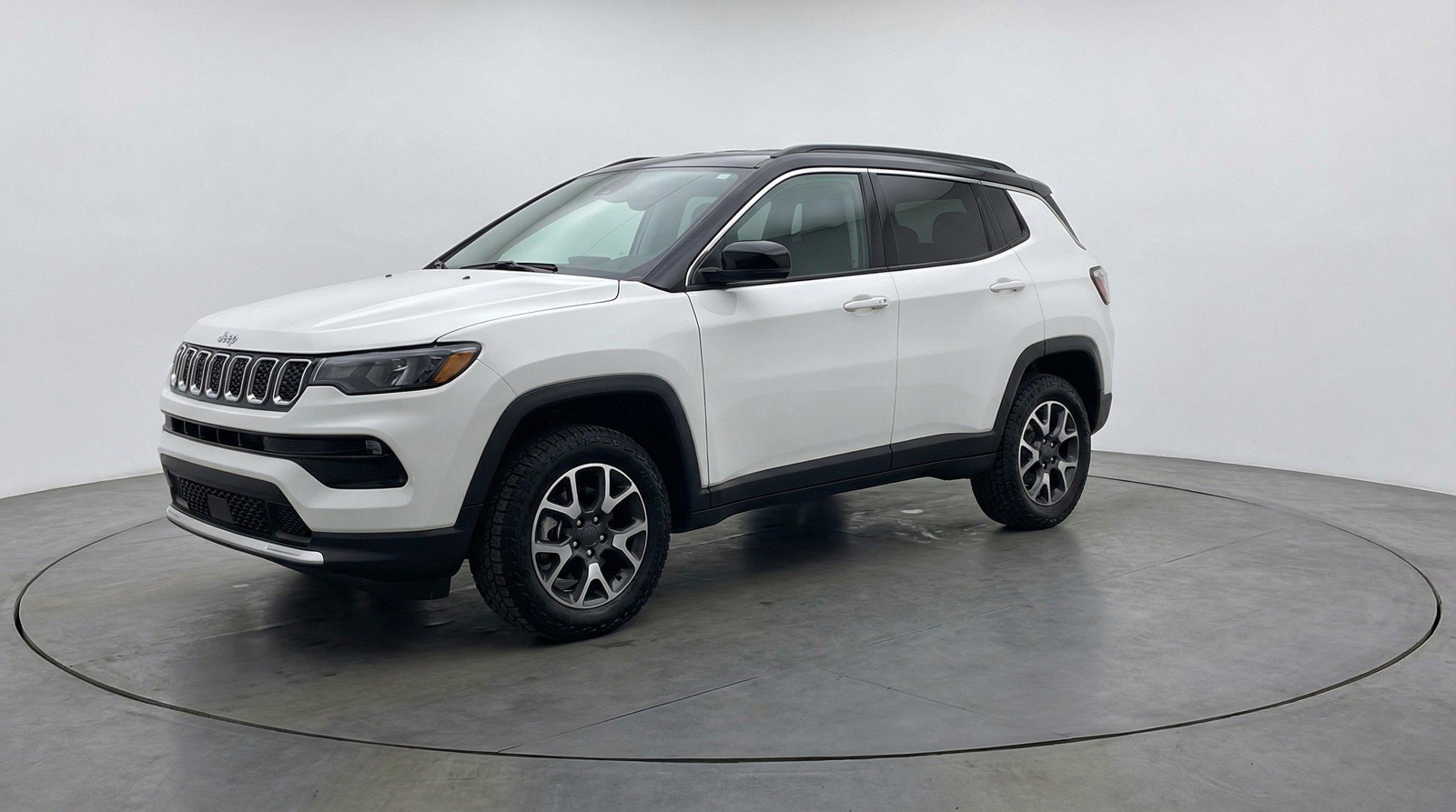 Used 2025 Jeep Compass Trailhawk image 3