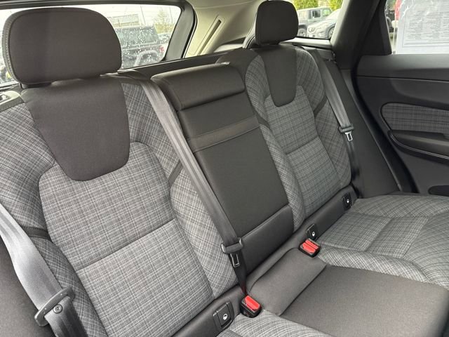Used 2022 Volvo XC60 B5 Momentum image 24