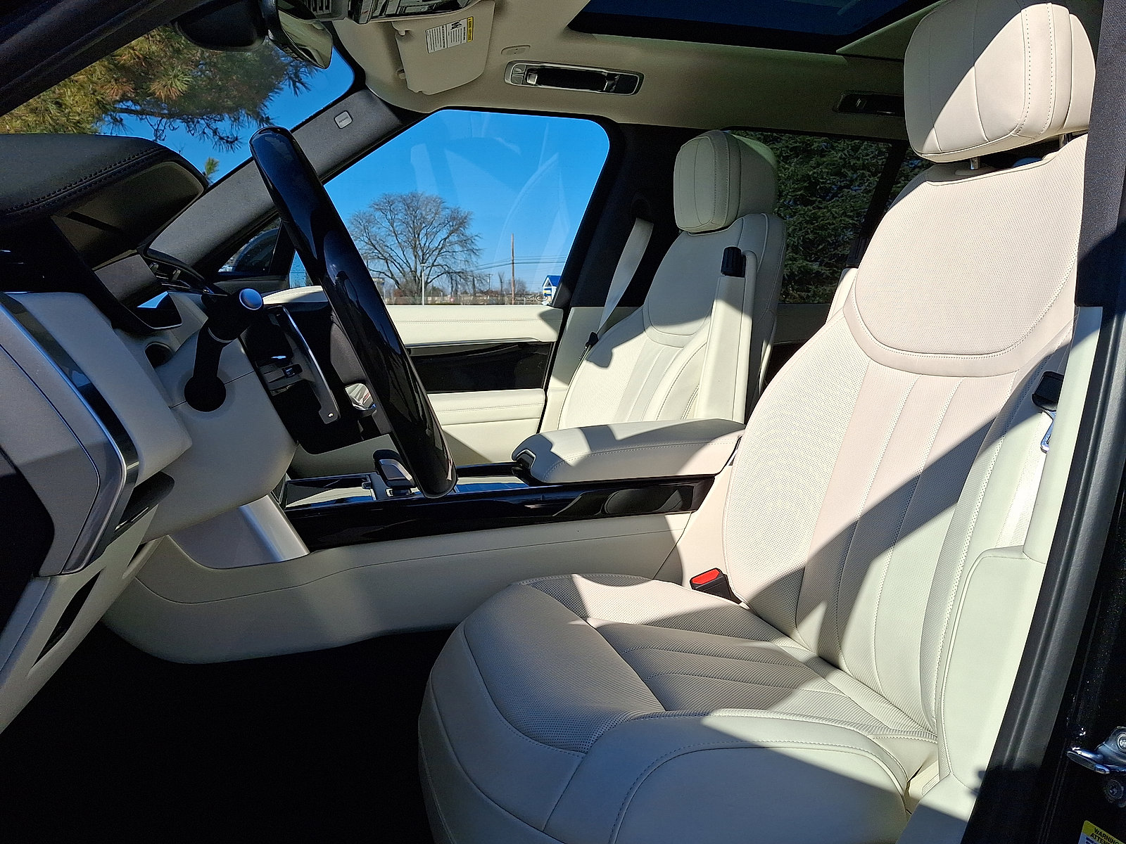 New 2026 Land Rover Range Rover SE image 3