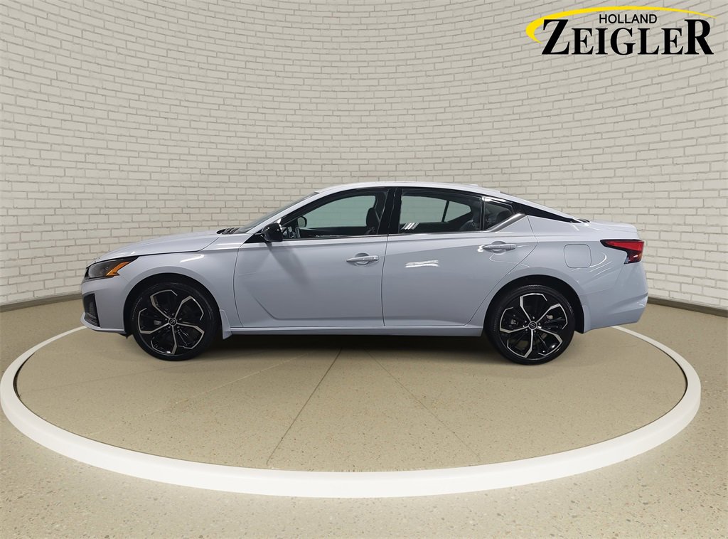 Used 2025 Nissan Altima 2.5 SR image 8