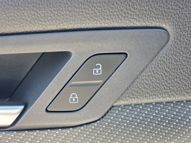 Used 2023 Volkswagen Golf R image 8