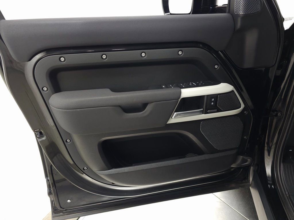 Used 2023 Land Rover Defender 110 SE image 14