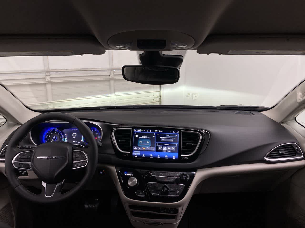 Used 2024 Chrysler Pacifica Touring-L FWD image 12