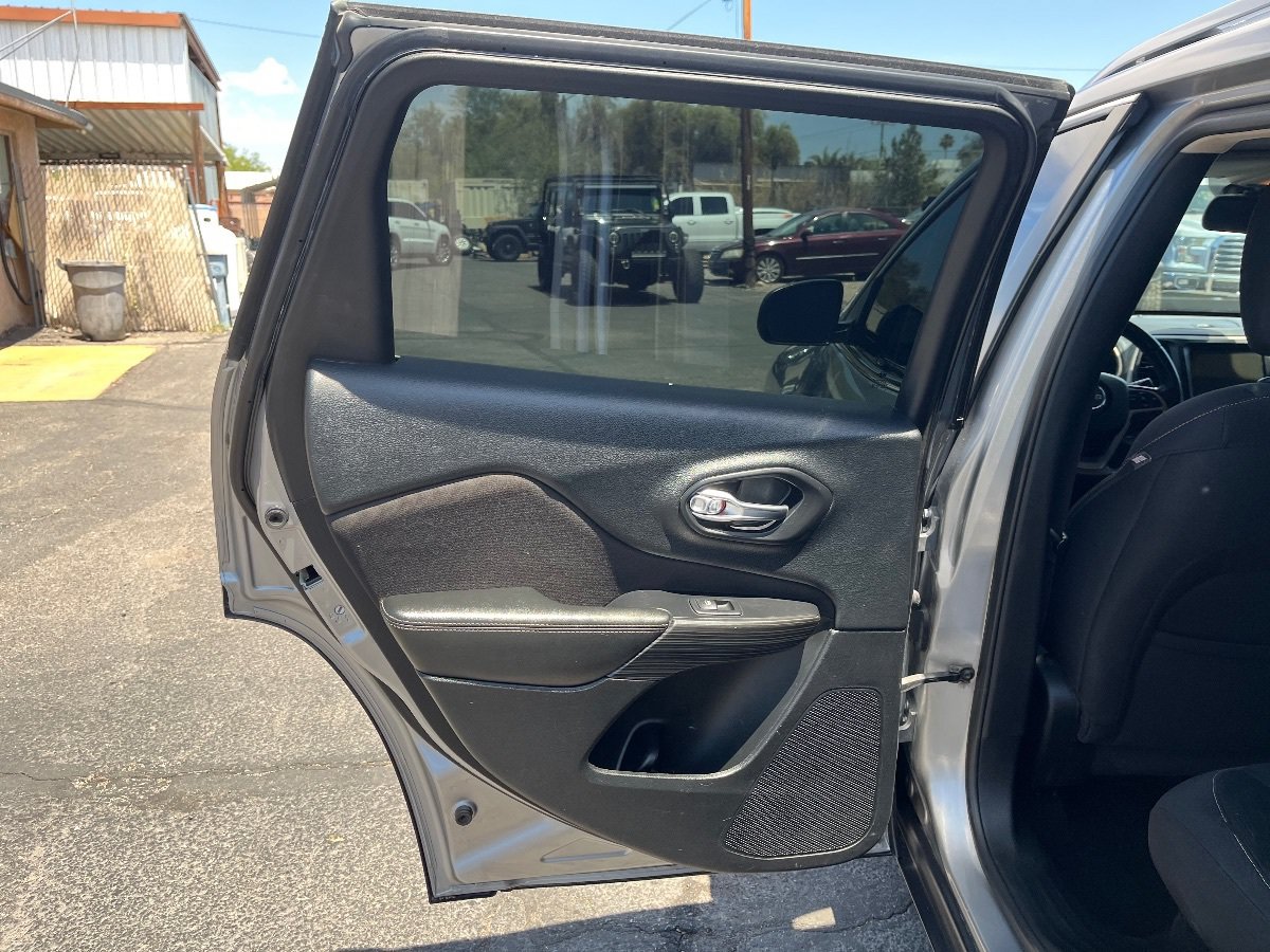 Used 2017 Jeep Cherokee Latitude FWD image 27