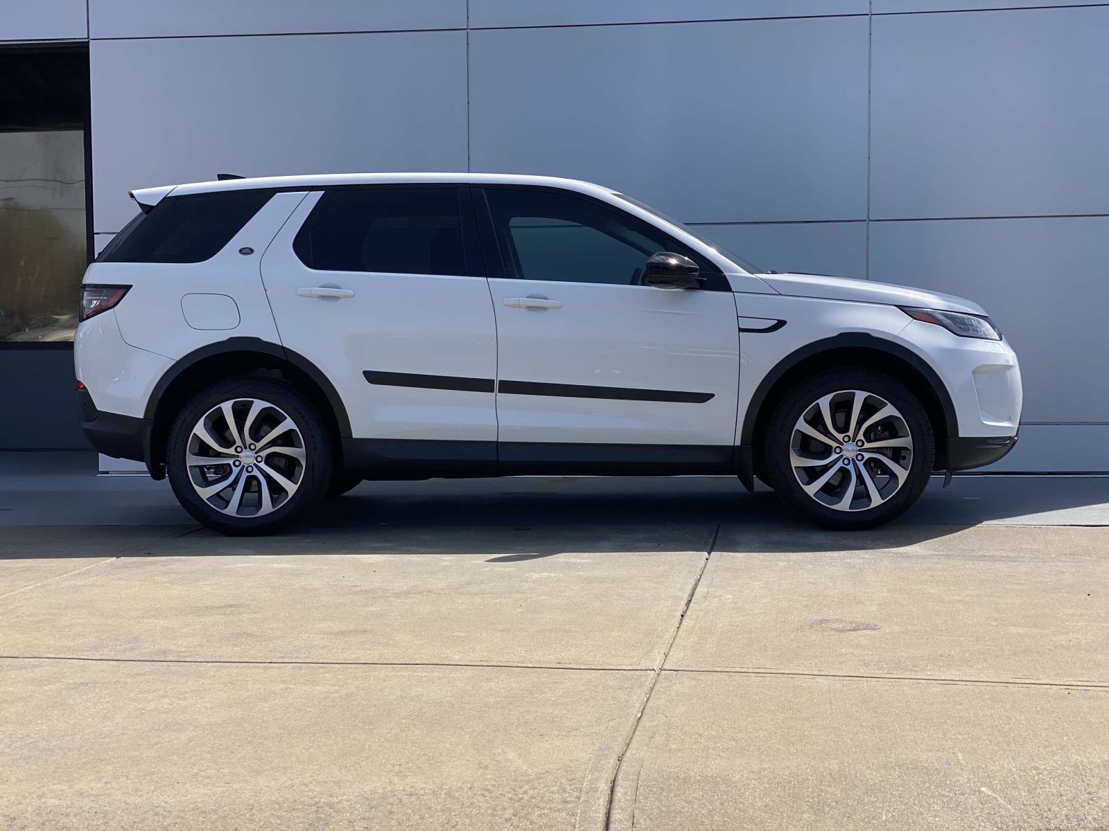 Used 2022 Land Rover Discovery Sport SE image 3