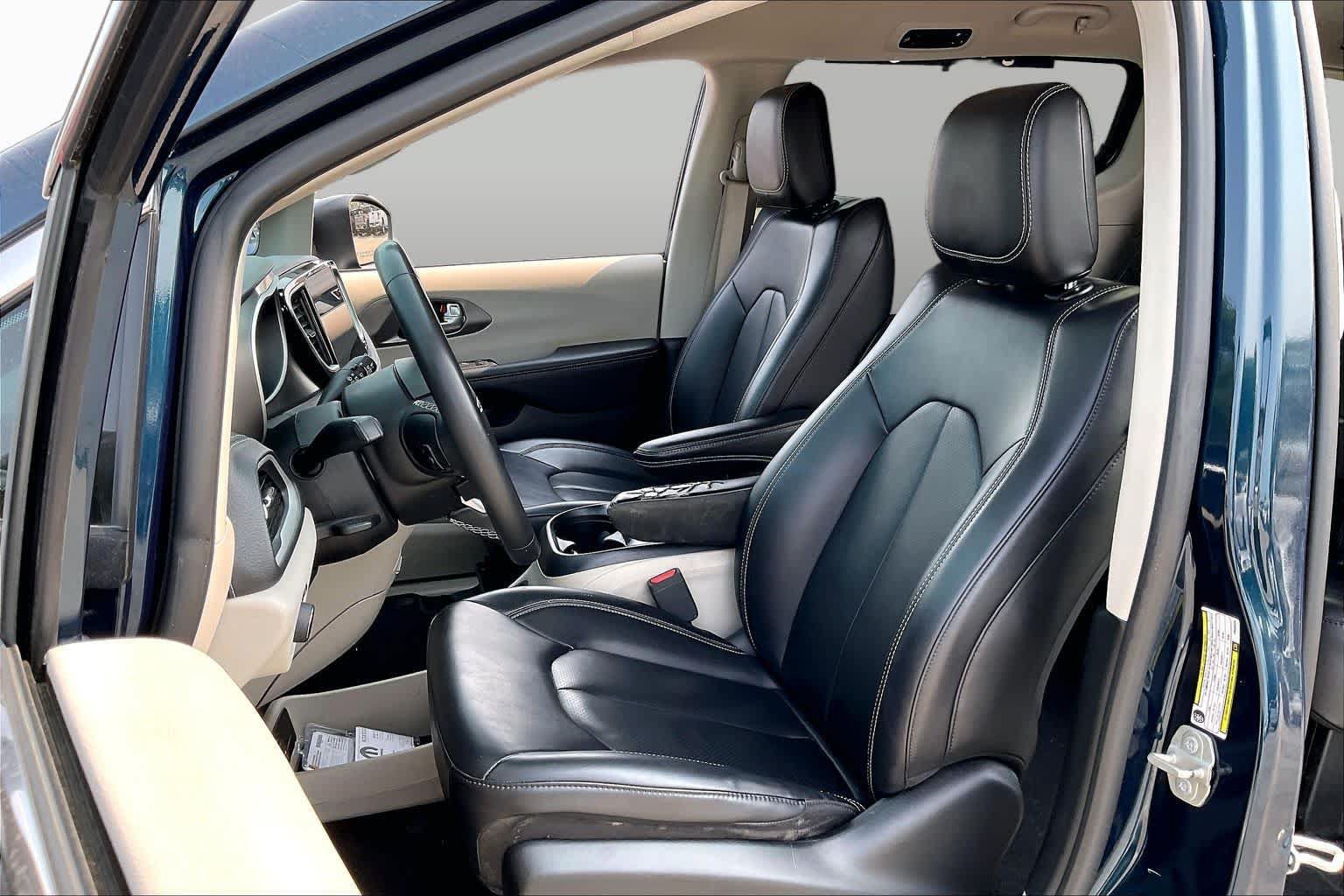 Used 2023 Chrysler Pacifica Touring-L FWD image 8