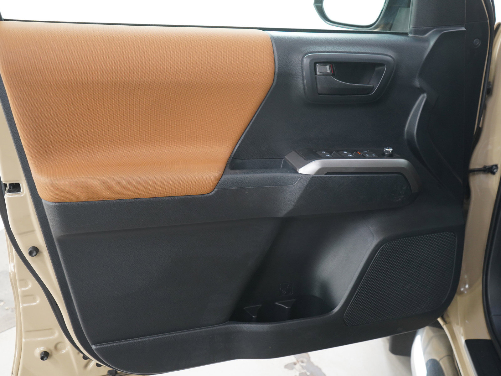 Used 2018 Toyota Tacoma SR5 AWD/4WD image 22