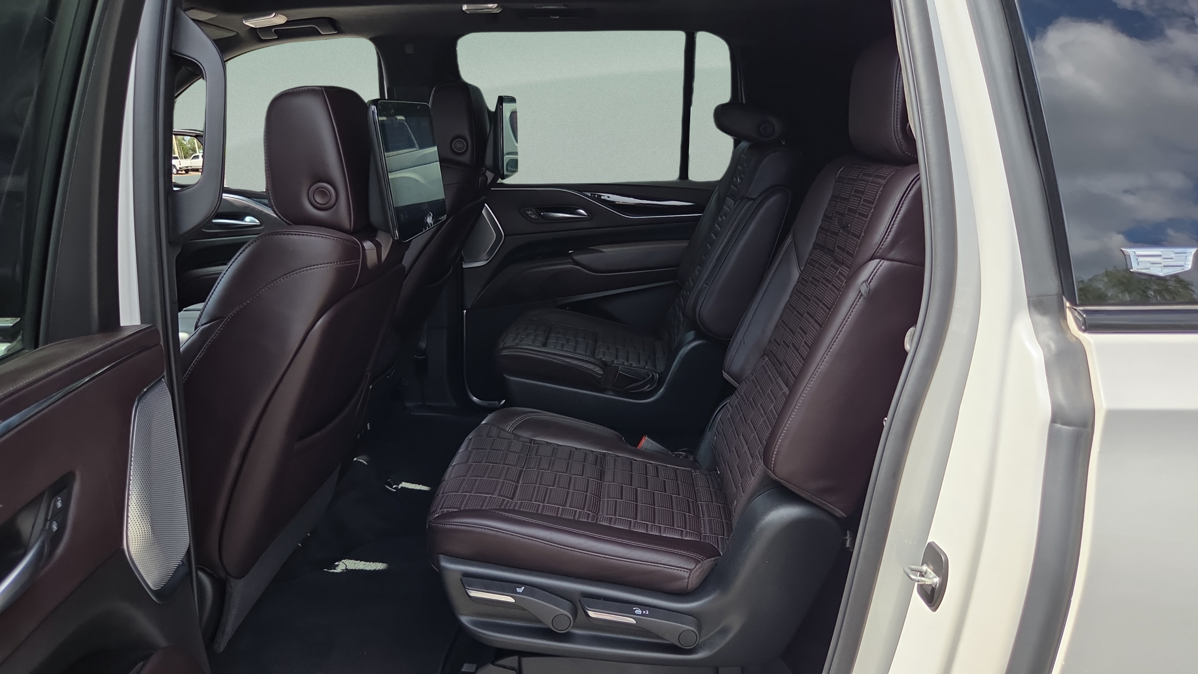 Used 2021 Cadillac Escalade ESV Sport Platinum w/ Heavy-Duty Trailer Package AWD/4WD image 10