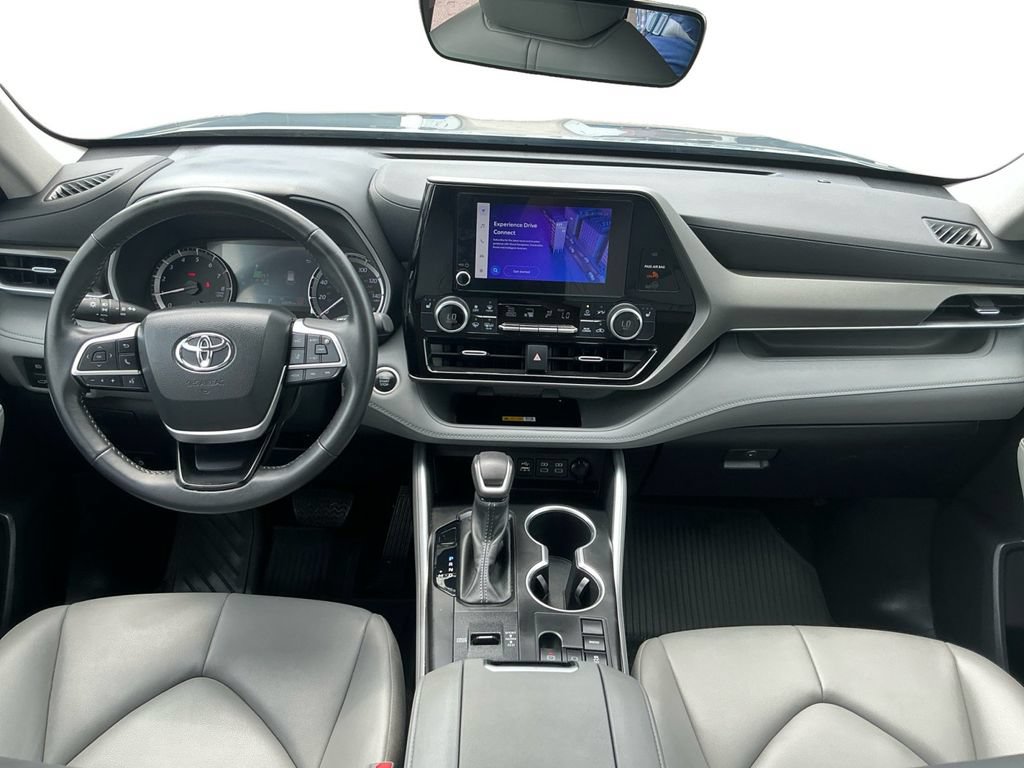 Used 2024 Toyota Highlander XLE FWD image 17