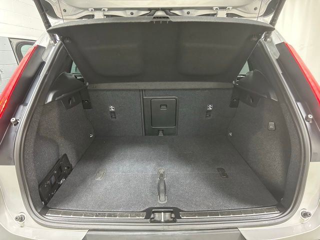 Used 2025 Volvo XC40 B5 Plus image 7