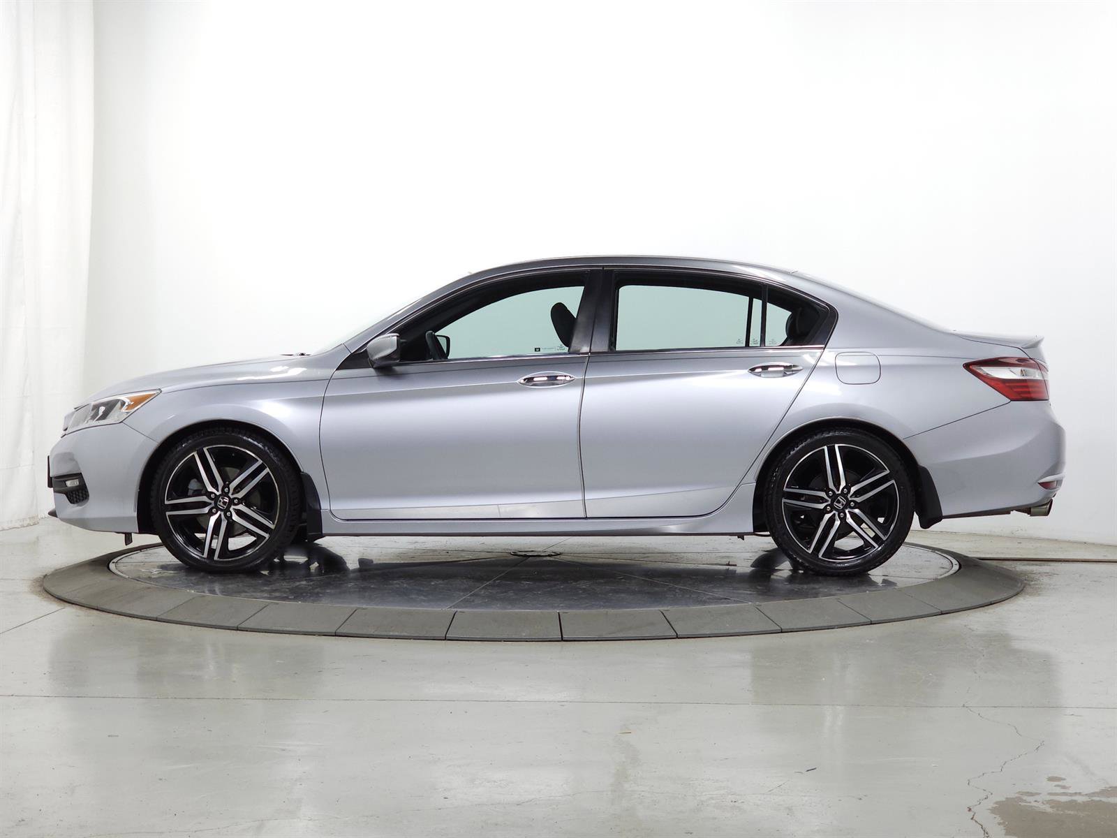 Used 2017 Honda Accord Sport Special Edition image 4