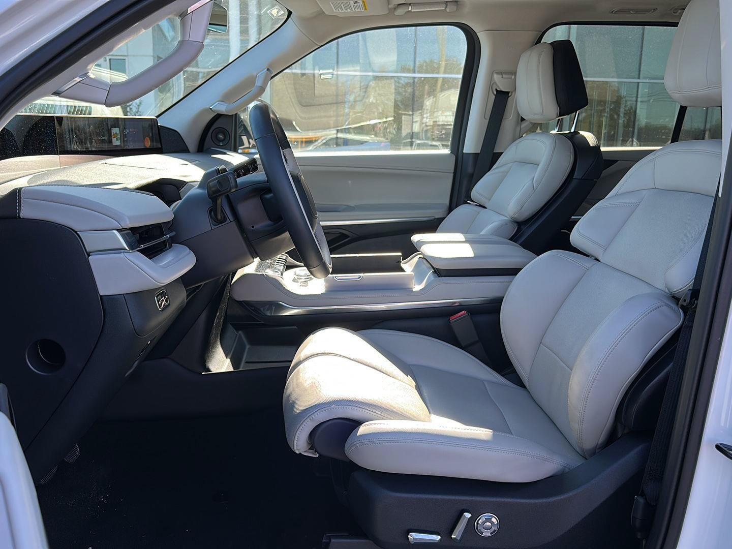 Used 2025 Lincoln Navigator Reserve AWD/4WD image 9