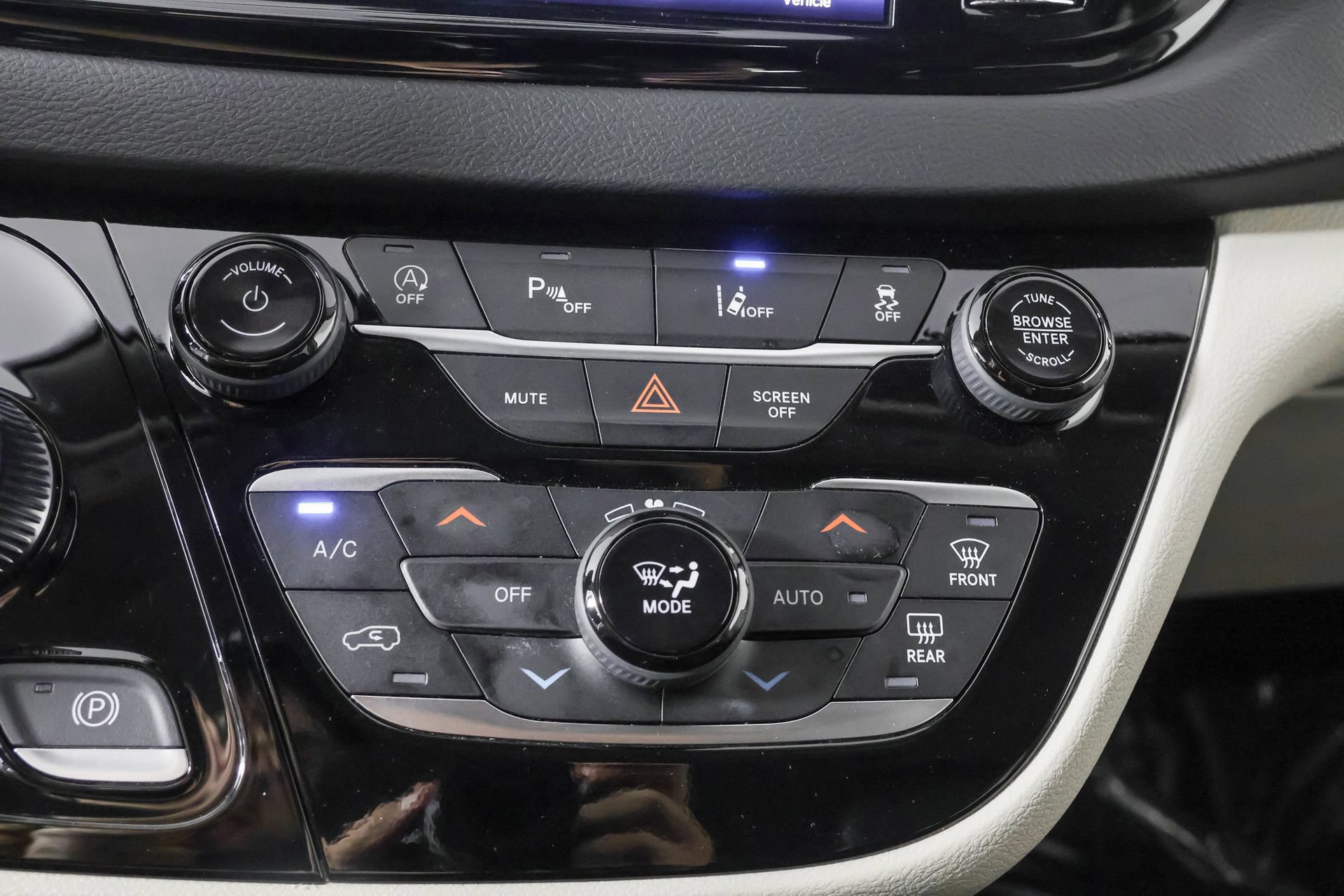 Used 2024 Chrysler Pacifica Touring-L FWD image 30