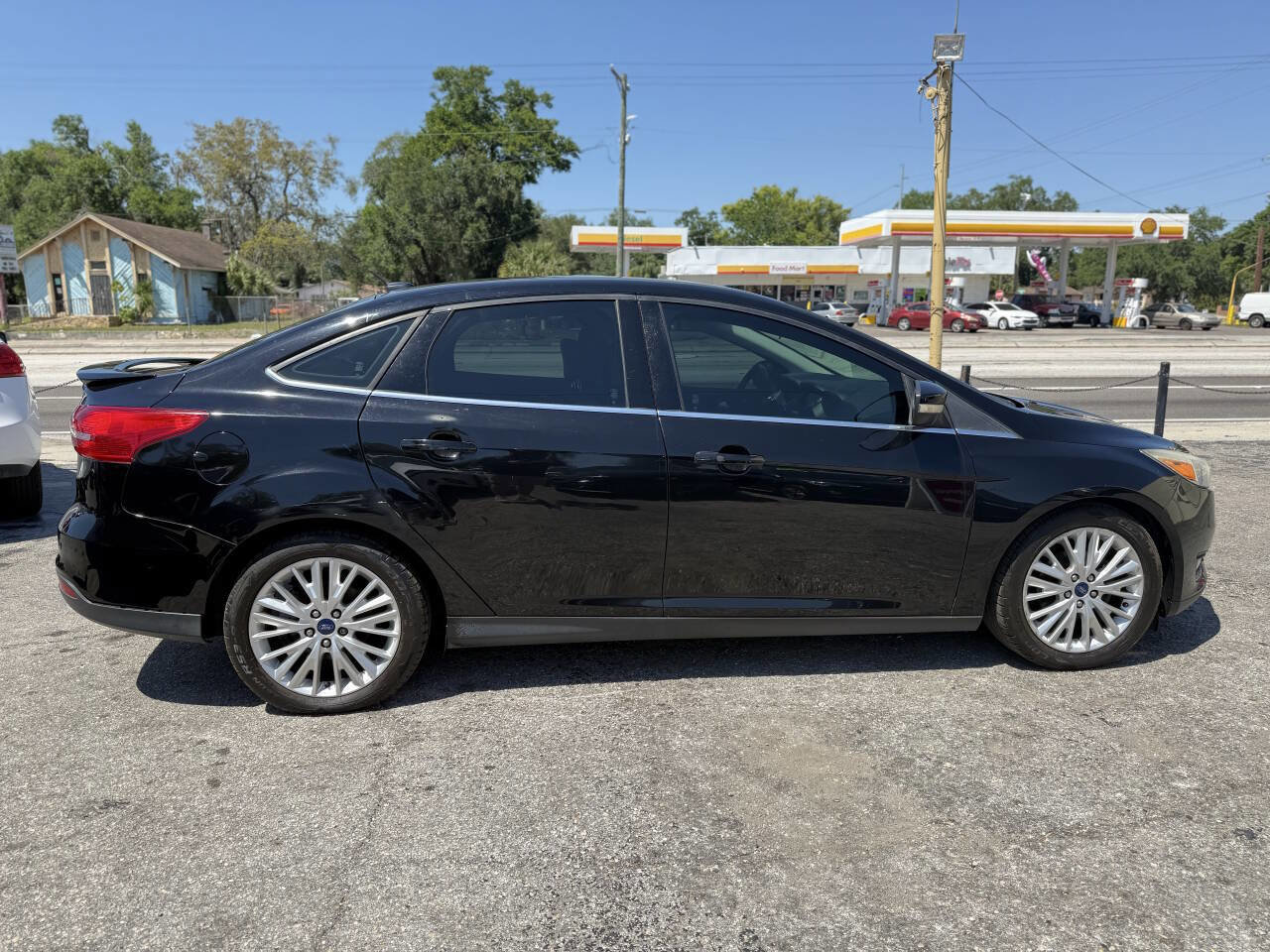 Used 2017 Ford Focus Titanium FWD image 8