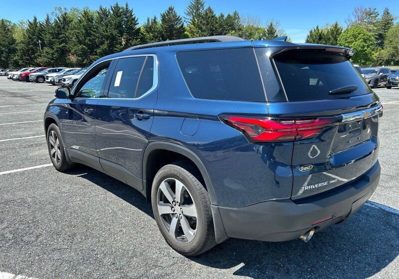 Used 2023 Chevrolet Traverse LT w/ LT Premium Package AWD/4WD image 3