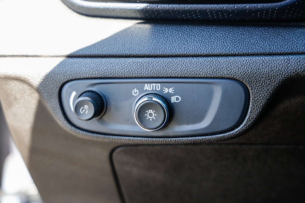 Used 2022 Chevrolet Bolt EUV Premier w/ Sun & Sound Package FWD image 43