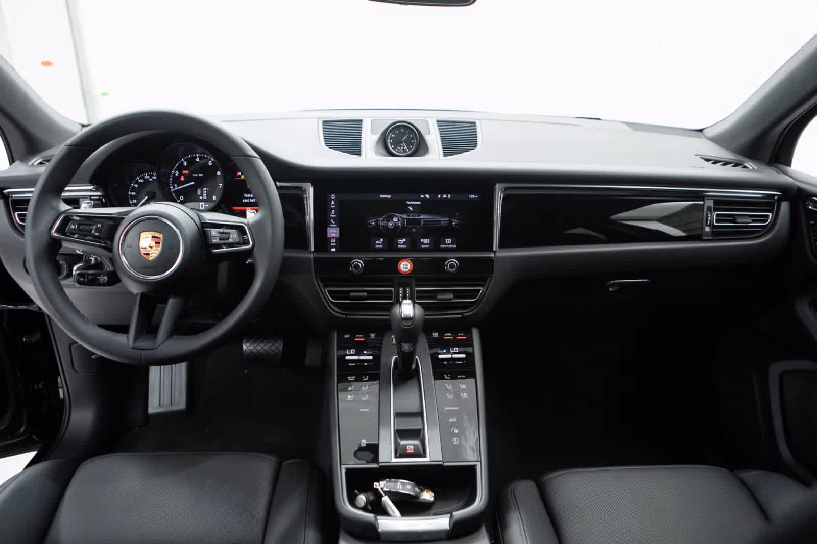 Certified 2026 Porsche Macan AWD/4WD image 13