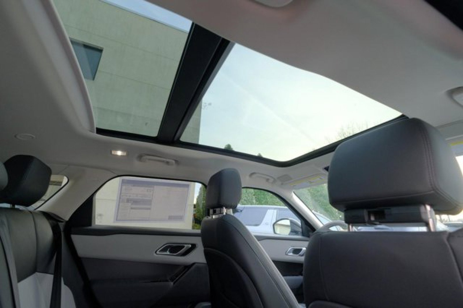 New 2025 Land Rover Range Rover Velar Dynamic SE image 20