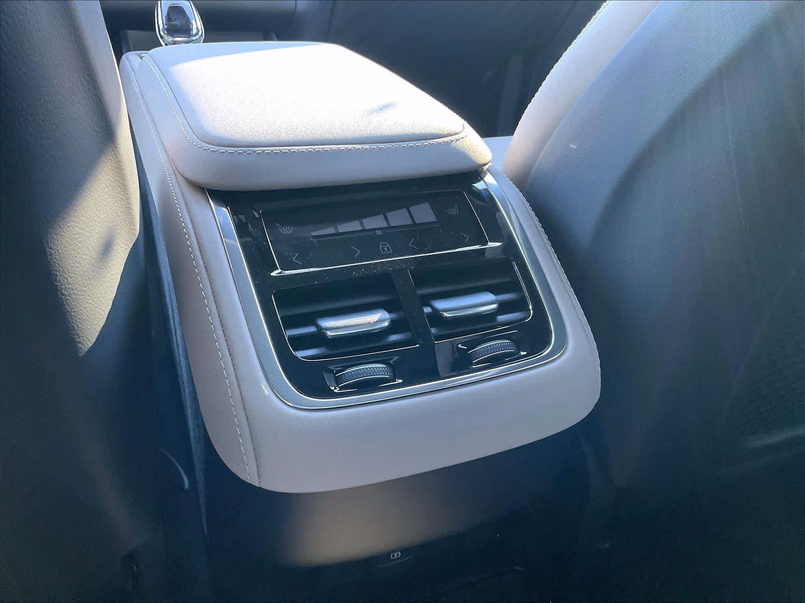 New 2027 Volvo XC90 B6 Ultra AWD/4WD image 16