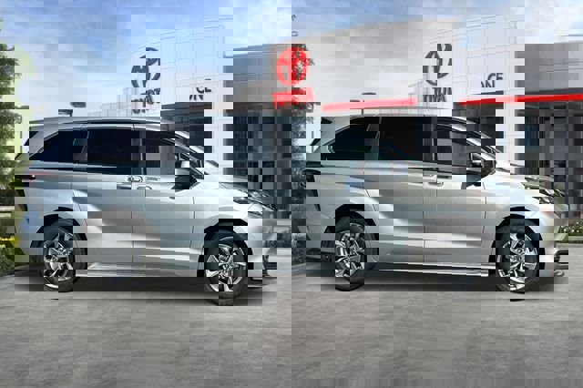 Used 2024 Toyota Sienna LE image 3