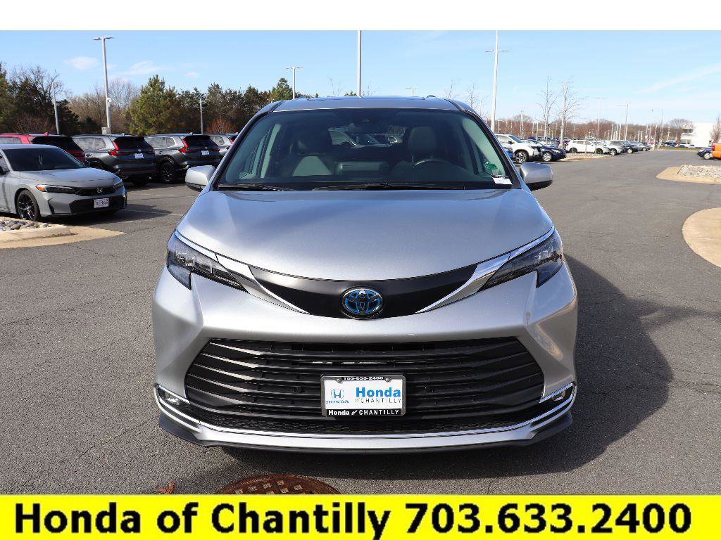 Used 2024 Toyota Sienna XLE image 2