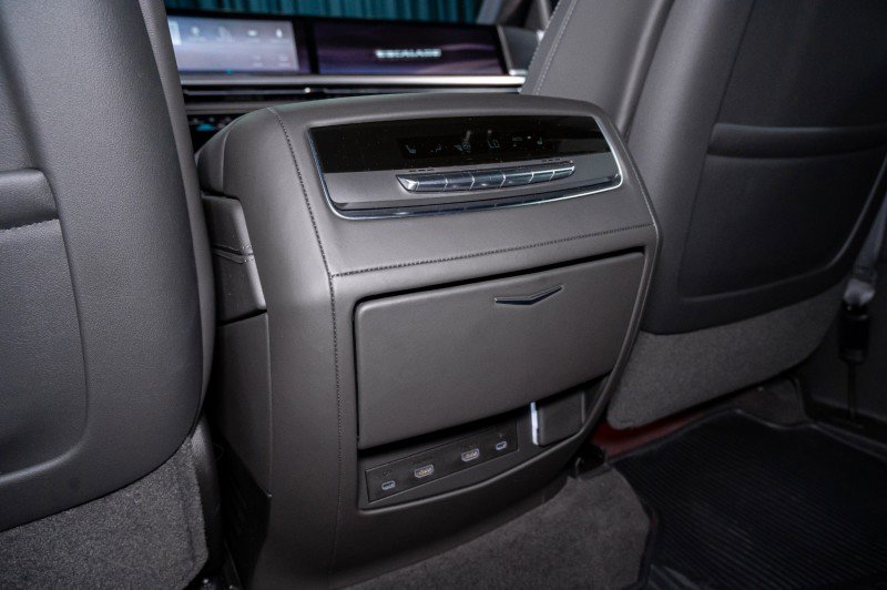 Used 2026 Cadillac Escalade Platinum Sport w/ LPO, ONYX Package AWD/4WD image 29