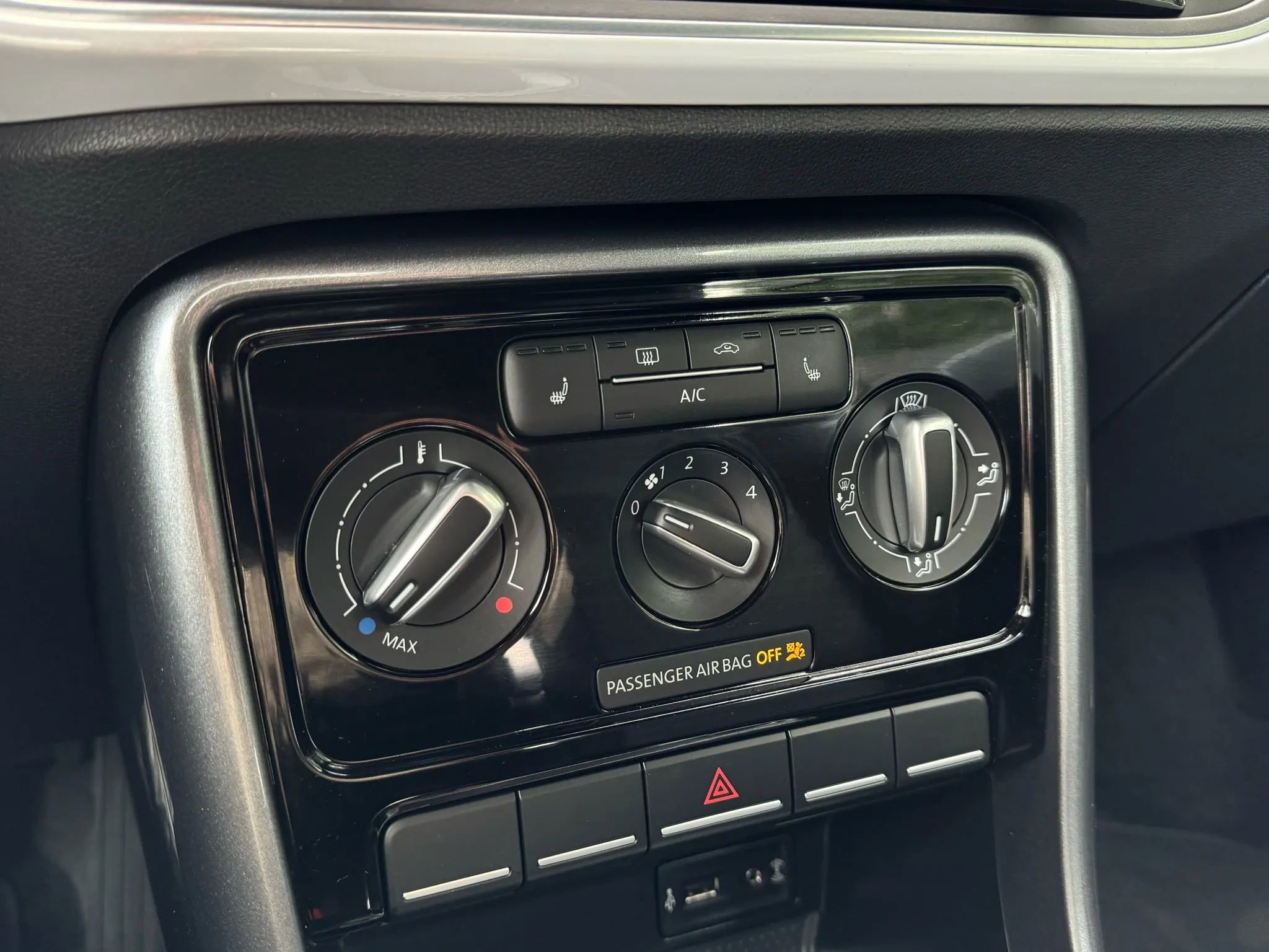 Used 2018 Volkswagen Beetle 2.0T S w/ Style & Comfort Package image 33