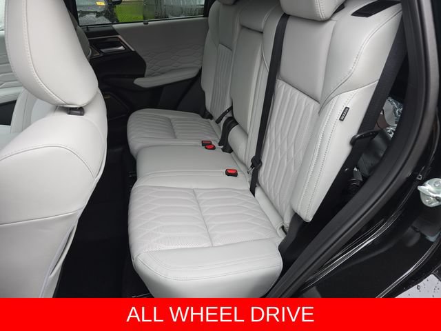 Used 2025 Mitsubishi Outlander AWD image 16
