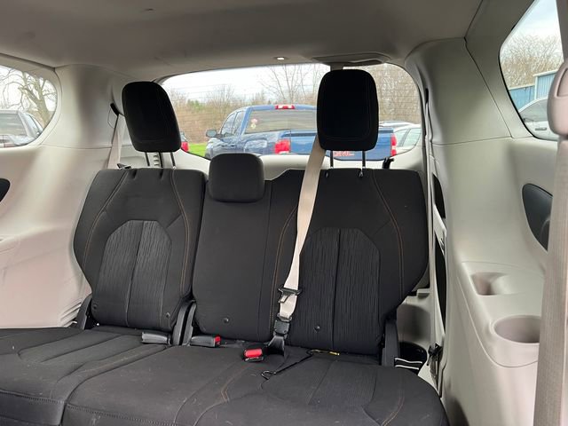 Used 2017 Chrysler Pacifica Touring image 4