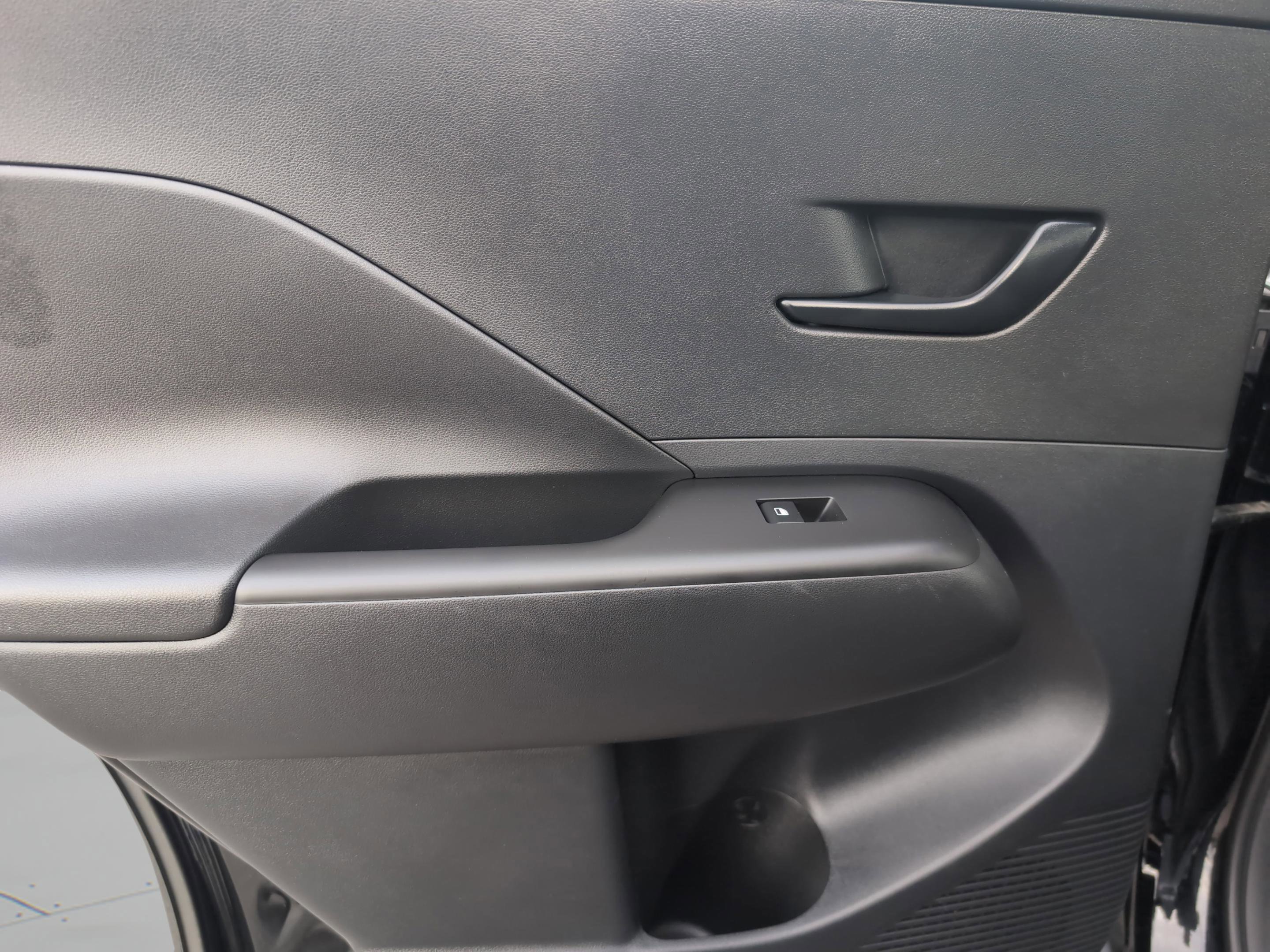 Used 2025 Hyundai Kona SE image 21