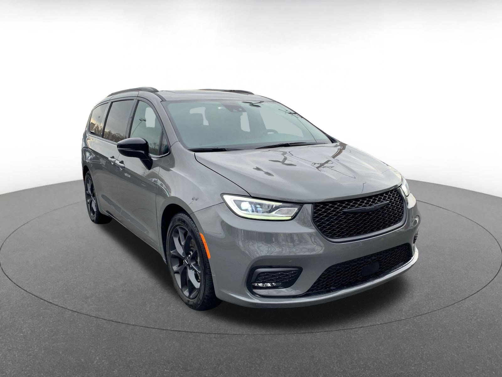 Used 2025 Chrysler Pacifica Limited image 1